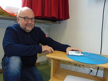 Der Baubiologe Stephan Oppolzer klärte die Gräfenberger Schüler über Luftverschmutzung auf. Fotos: P. Malbrich