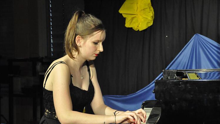 Vertieft in ihre gefühlvolle Musik: Josephine Schwarzkopf  Peter Klopf
