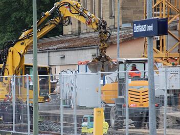Nach zwei Wochen Zwangspause sind die Arbeiten am Bahnhof Ebenhausen wieder angelaufen. Foto: Benedikt Borst
