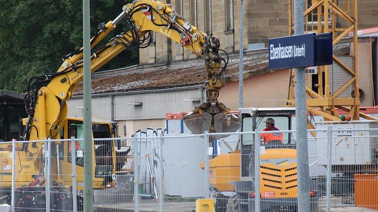 Nach zwei Wochen Zwangspause sind die Arbeiten am Bahnhof Ebenhausen wieder angelaufen. Foto: Benedikt Borst