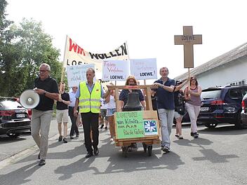 Mit seiner Mahnglocke war Betriebsseelsorger Eckhard J. Schneider (rechts ) am Dienstag bei der Demonstration auf dem Loewe-Gelände dabei. Mit im Bild Jürgen Apfel (links, IG Metall) und Betriebsratsvorsitzende Carmen Schmidt (Mitte).  Foto: Anna-Lena Deuerling