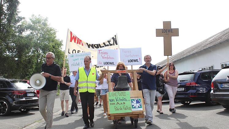 Mit seiner Mahnglocke war Betriebsseelsorger Eckhard J. Schneider (rechts ) am Dienstag bei der Demonstration auf dem Loewe-Gelände dabei. Mit im Bild Jürgen Apfel (links, IG Metall) und Betriebsratsvorsitzende Carmen Schmidt (Mitte).  Foto: Anna-Lena Deuerling