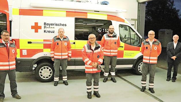 Das neue Mehrzweckfahrzeug "Information und Kommunikation" wurde jetzt in Dienst gestellt. Zuvor haben Mitglieder der BRK-Bereitschaft Eltmann, bei der es stationiert ist, in rund 1150 Stunden ehrenamtlicher Arbeit umfangreiche Um- und Ausbauarbeiten daran vorgenommen. Über das Ergebnis freuen sich (von links): stellvertretender Kreisbereitschaftsleiter Dieter Kirstner, Kreisbereitschaftsleiter Stefan Funck, Thomas Behr, Michael Schwab und Christian Krämer (alle Bereitschaft Eltmann) sowie BR...
