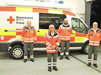 Das neue Mehrzweckfahrzeug "Information und Kommunikation" wurde jetzt in Dienst gestellt. Zuvor haben Mitglieder der BRK-Bereitschaft Eltmann, bei der es stationiert ist, in rund 1150 Stunden ehrenamtlicher Arbeit umfangreiche Um- und Ausbauarbeiten daran vorgenommen. Über das Ergebnis freuen sich (von links): stellvertretender Kreisbereitschaftsleiter Dieter Kirstner, Kreisbereitschaftsleiter Stefan Funck, Thomas Behr, Michael Schwab und Christian Krämer (alle Bereitschaft Eltmann) sowie BR...