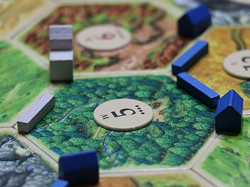 Die Siedler von Catan ist mittlerweile ein echter Spieleklassiker und hat nichts von seiner Attraktivität eingebüßt.