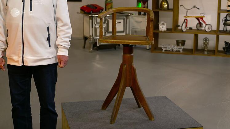 Als weiteres Objekt der Sendung wurde ein Kinder-Friseurstuhl aus Buchenholz von Bianca Berding in den 1940er Jahren datiert. Gewünscht wurden 80 Euro, die Expertin taxierte sogar auf 100 bis 200 Euro, denn "der Stuhl passt auch an den Esstisch". Nach einigen Geboten zahlte Liza Kielon 150 Euro.