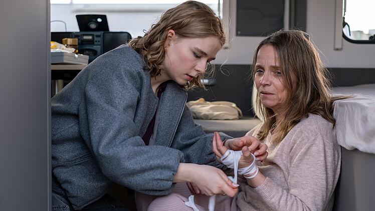 Emma (Daria Vivien Wolf, links) k&uuml;mmert sich r&uuml;hrend um ihre demente Mutter (Imme Beccard).