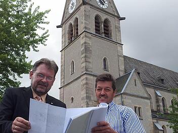Kirchenpfleger Frank Ramming und Konrad Wohlfahrt vom Bauteam freuen sich, dass der erste Bauabschnitt in Angriff genommen werden kann: Ab 22. Juli wird der Ulf-Turm eingerüstet und die Kirche nur noch über einen Seiteneingang begehbar sein. Foto: Sonja Adam