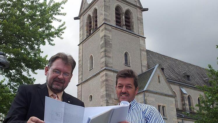 Kirchenpfleger Frank Ramming und Konrad Wohlfahrt vom Bauteam freuen sich, dass der erste Bauabschnitt in Angriff genommen werden kann: Ab 22. Juli wird der Ulf-Turm eingerüstet und die Kirche nur noch über einen Seiteneingang begehbar sein. Foto: Sonja Adam