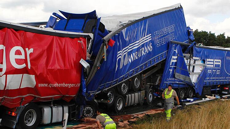 Die Lkw sind derma&szlig;en ineinander verkeilt, dass das F&uuml;hrerhaus des Unfallverursachers kaum mehr zu erkennen ist. Foto: News5 / Buerkel