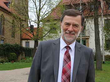 Bürgermeister Josef Martin vor dem Rathaus, in dem er bald den Sessel räumen muss. Foto: Barbara Herbst