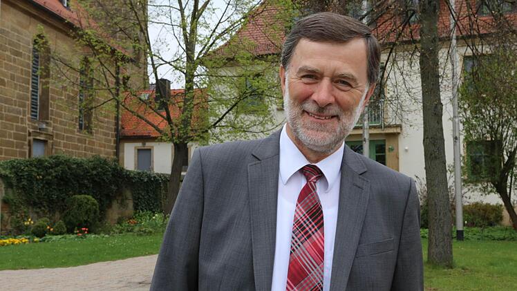 Bürgermeister Josef Martin vor dem Rathaus, in dem er bald den Sessel räumen muss. Foto: Barbara Herbst