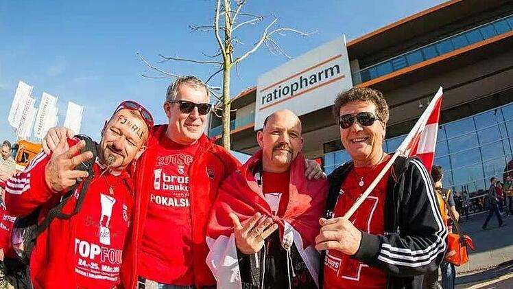 Rudi G&uuml;tlein, Norbert Kupfer, Manfred G&uuml;tlein und Reinhold Schulz von der Fangemeinschaft "Zwiebelk&ouml;rbe" Foto: Privat
