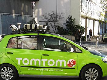 Nicht nur auf dem Dach der Mapping-Vans ist jede Menge Technik installiert, der Innenraum hat Großrechner an Bord.  Foto: Tomtom