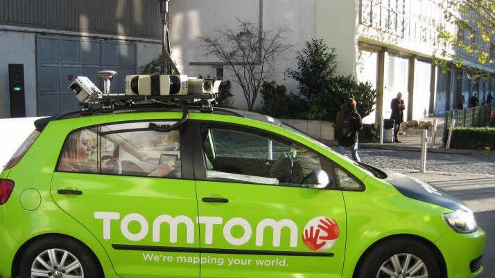 Nicht nur auf dem Dach der Mapping-Vans ist jede Menge Technik installiert, der Innenraum hat Großrechner an Bord.  Foto: Tomtom