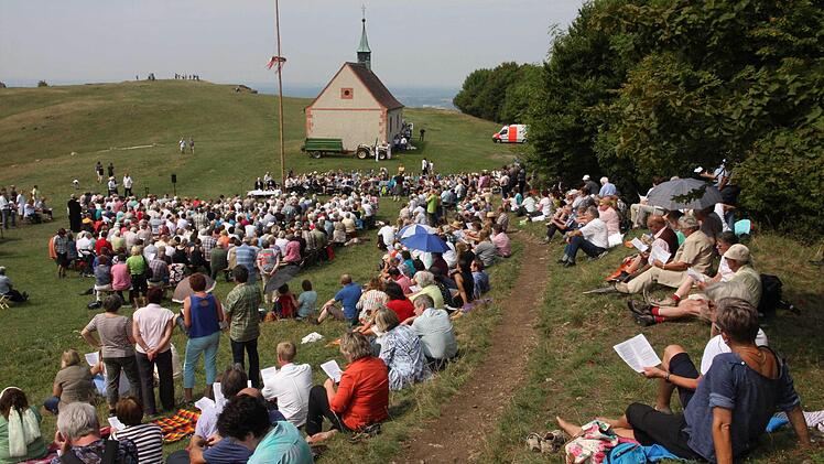 Rund um die Walburgiskapelle saßen die Gottesdienstbesucher.