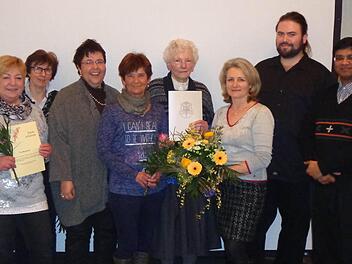 Dank und Anerkennung in der Pfarrgemeinde Eltingshausen (von links): Margit Kuhn, Annemarie Hönig, Pastoralreferentin Christine Seufert, Roswitha Metz, Ida Reuß, PGR-Vorsitzende Sabine Werner, Thorsten Schlotter (Kirchenverwaltung) und Pater Raja. Foto: Sabine Werner