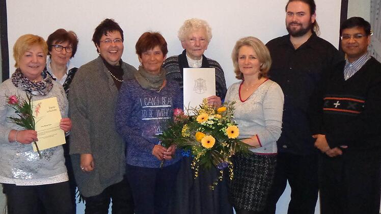 Dank und Anerkennung in der Pfarrgemeinde Eltingshausen (von links): Margit Kuhn, Annemarie Hönig, Pastoralreferentin Christine Seufert, Roswitha Metz, Ida Reuß, PGR-Vorsitzende Sabine Werner, Thorsten Schlotter (Kirchenverwaltung) und Pater Raja. Foto: Sabine Werner