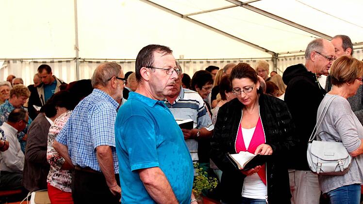 Bernhard Dellermann, der Sprecher der Dorfgemeinschaft, etwas durchnässt (links). Foto: Johann Blum