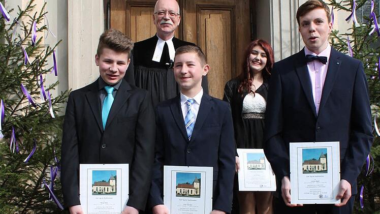 Ditterswind &mdash; In der Ditterswinder St. Nikolauskirche wurden ein M&auml;dchen und drei Buben von Pfarrer Wolfgang Scheidel konfirmiert.Unser Bild zeigt die Jugendlichen mit Pfarrer Scheidel.  Foto: Jens Fertinger