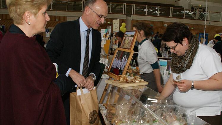 Landrat Wilhelm Schneider und seine Frau verbanden mit dem Besuch der Gesundheitstage gleich den Brot-Einkauf für das Wochenende.