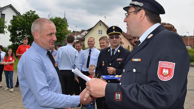 Glückwünsche: Schiedsrichter Horst Krapf gratuliert JochenSchlereth zu Goldgrün. Foto: Kathrin Kupka-Hahn