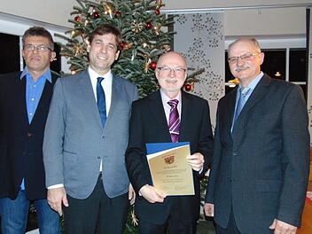 Bei der Ehrung (v. l.): Hans-Jürgen  Röhrer, Hermann Ulm, Wolfgang Rast und Johann Engelhard  Foto: Petra Malbrich