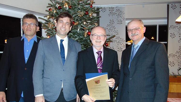 Bei der Ehrung (v. l.): Hans-Jürgen  Röhrer, Hermann Ulm, Wolfgang Rast und Johann Engelhard  Foto: Petra Malbrich