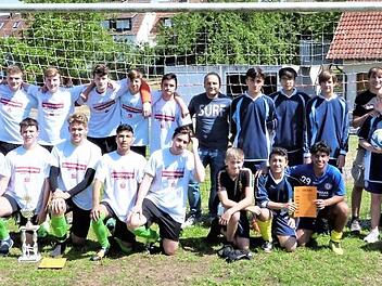 Fußball-Meisterschaft der Mittelschulen im Landkreis. Unser Bild zeigt links die Fußballer der Hans-Edelmann-Schule und rechts die Zweitplatzierten von der Mittelschule Neuenmarkt-Wirsberg. Foto: Werner Reißaus