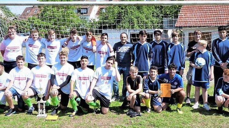 Fußball-Meisterschaft der Mittelschulen im Landkreis. Unser Bild zeigt links die Fußballer der Hans-Edelmann-Schule und rechts die Zweitplatzierten von der Mittelschule Neuenmarkt-Wirsberg. Foto: Werner Reißaus
