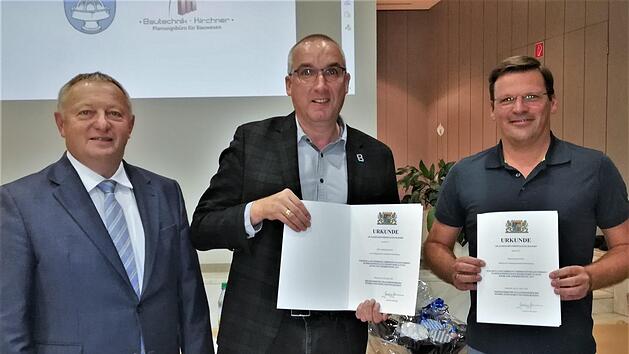 Landrat Thomas Bold (CSU, von links) &uuml;berraschte Bad Bocklets B&uuml;rgermeister Andreas Sandwall und Gemeinderat Christian Horn (alle CSU) mit der kommunalen Dankurkunde f&uuml;r 18-j&auml;hriges Engagement in der kommunalen Selbstverwaltung. Foto: Sigismund von Dobsch&uuml;tz