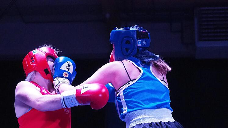 Volltreffer: TSVlerin Jessica Klose (rechts) gewann vorzeitig. Foto: Jürgen Schmitt