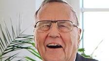 Harald Matthes mit seiner Ehrenurkunde