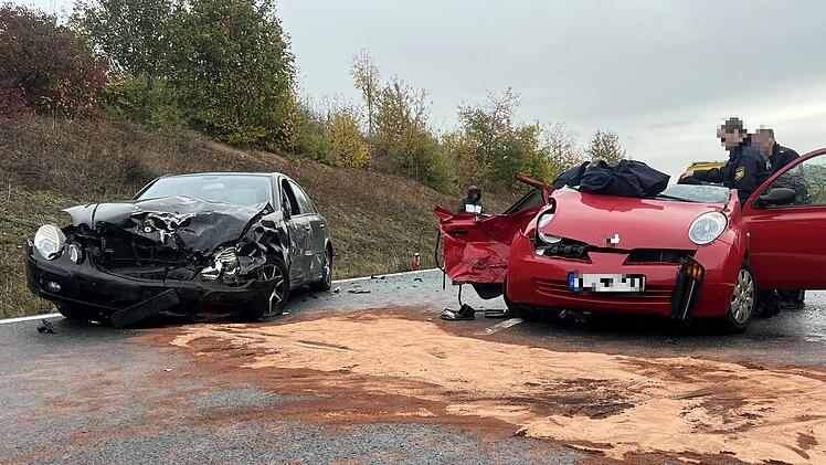 Schwerer Unfall auf B8: Kleinwagen schleudert in Gegenverkehr