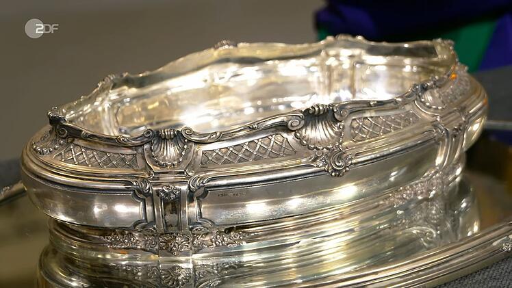 Die Jardinière aus Hanauer Silber aus der Zeit um 1900 war laut Expertin 3.000 bis 3.500 Euro wert. Bei 3.350 Euro wurde sich der Verkäufer mit Händler Daniel Meyer einig.