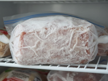 Gefrierbrand entsteht, wenn Fleisch nicht luftdicht verpackt wird &ndash; die Feuchtigkeit entzieht sich dem Fleisch und bildet eine Eisschicht auf der Oberfl&auml;che. Das Fleisch ist zwar nicht gesundheitssch&auml;dlich, b&uuml;&szlig;t aber deutlich an Geschmack und Qualit&auml;t ein.