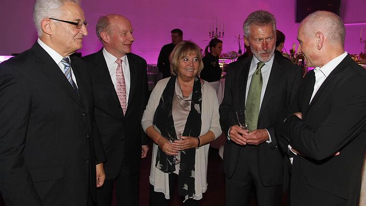Weltmeister Paul Breitner (mit Ehefrau Hildegard) war der gefragteste Gesprächspartner beim "Ball des Sports". Der Fußball-Weltmeister ist auch ein Basketball-"Insider". Links: Brose Baskets-Präsident Norbert Sieben und Stephan Galla (Medienberater); rechts: Brose Baskets-Manager Wolfgang Heyder.