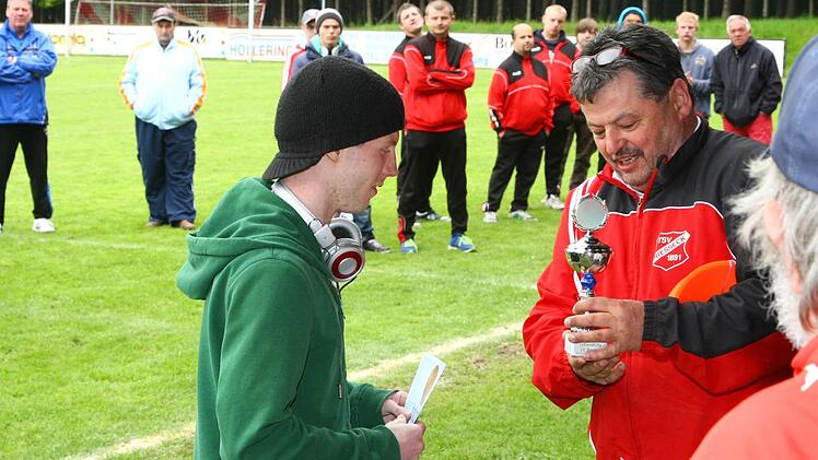 Organisationsleiter Gerhard Leinfelder (rechts) überreicht dem Bayreuther Kapitän den Pokal für Platz 2 in der A-Liga.