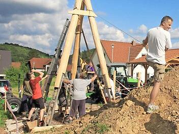 Über 50 freiwillige Helfer tun das Ihre, um die Realisierung des integrativen Mehrgenerationenspielplatzes zu unterstützen.  Fotos: Galster