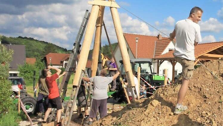 Über 50 freiwillige Helfer tun das Ihre, um die Realisierung des integrativen Mehrgenerationenspielplatzes zu unterstützen.  Fotos: Galster