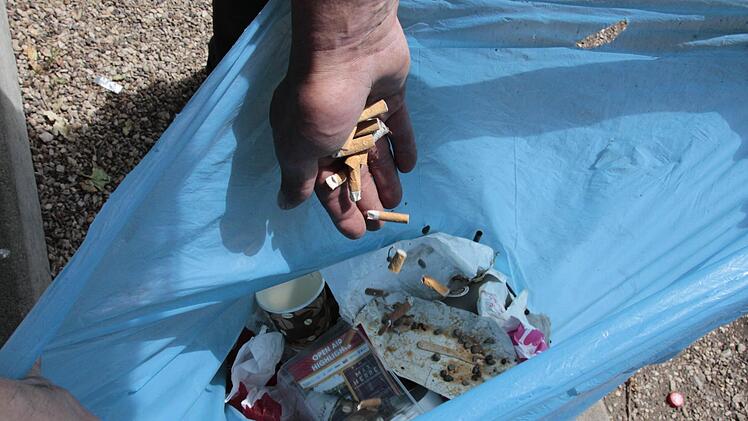 Jeder Zigarettenstummel wird aufgesammelt.   Fotos: Josef Hofbauer