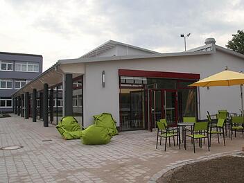 Der Neubau der Montessorischule hat 3,3 Millionen Euro gekostet - doch er ist eine Augenweide: untergebracht sind im Neubau die Verwaltung, eine große Küche, die Mensa und die Nachmittagsbetreuung sowie Bücherei und Materialienraum.  Fotos: Sonja Adam