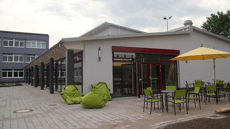 Der Neubau der Montessorischule hat 3,3 Millionen Euro gekostet - doch er ist eine Augenweide: untergebracht sind im Neubau die Verwaltung, eine große Küche, die Mensa und die Nachmittagsbetreuung sowie Bücherei und Materialienraum.  Fotos: Sonja Adam