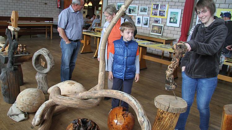 Bei der Ausstellung im Sportheim in Ludwigschorgast kamen die Holzkreationen bestens an. Foto: Sonja Adam