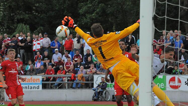 Impressionen vom Spiel des 1. FC Nürnberg (weiße Trikots) gegen die Würzburger Kickers (2:2). Foto: Hopf
