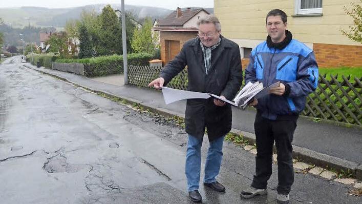 In Kürze sollen die Ausbauarbeiten in der Erhard-Klammt-Straße am Anger in Pressig beginnen. Vor Ort erörtern Bürgermeister Hans Pietz (l.) und Bauamtsleiter Andreas Schorn die Maßnahmen. Foto: K.- H. Hofmann
