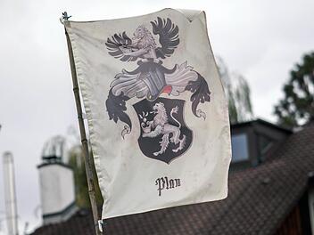 Reichsbürger basteln sich eigene Dokumente und Fahnen. Diese stand im Grundstück des Schützen von Georgensgmünd. Foto: Nicolas Armer (dpa)