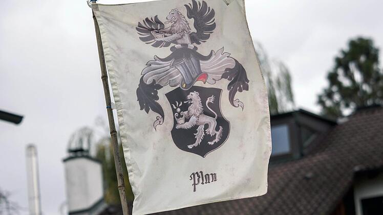 Reichsbürger basteln sich eigene Dokumente und Fahnen. Diese stand im Grundstück des Schützen von Georgensgmünd. Foto: Nicolas Armer (dpa)