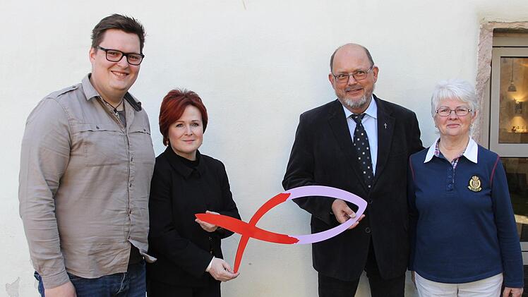 Sie werben für die Kirchenvorstandswahlen am 21. Oktober: (von links) Diakon und Dekanatsjugendreferent Stefan Ludwig,  Christina Flauder, die Mitglied der Dekanatssynode Kulmbach ist, Dekan Thomas Kretschmar und Gisela Findeisen, seit 2000 Mitglied im Mangersreuther Kirchenvorstand und eine der Kandidatinnen im Dekanat.Jochen Nützel