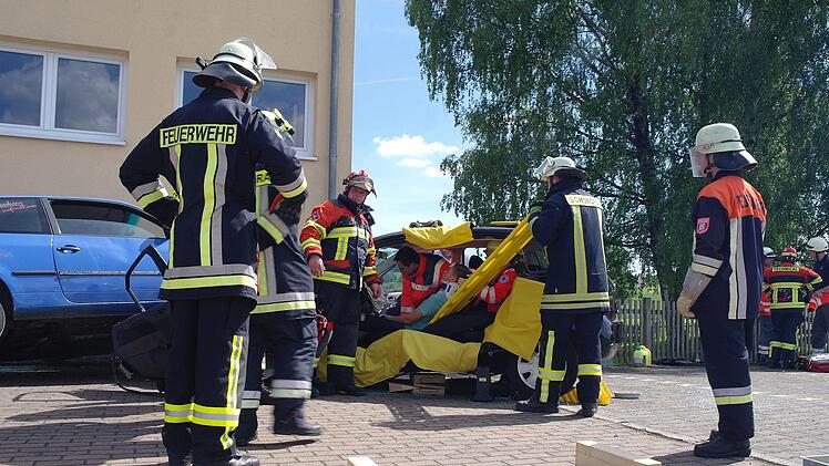Mit der "schonenden Rettung" wird das zweite Unfallopfer aus dem Auto geholt. Foto: Stephanie Elm
